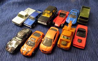 LOT OF 11 MIXED LOT ERTL HOTWHEELS MATTEL DISNEY PIXAR TOY CARS - ASSORTED LOT H